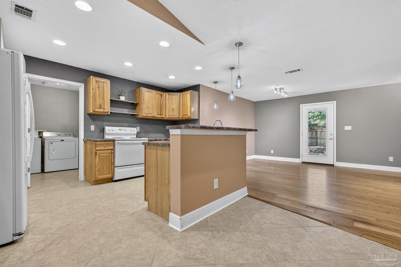 7117 Dale St - Photo 5 of 22