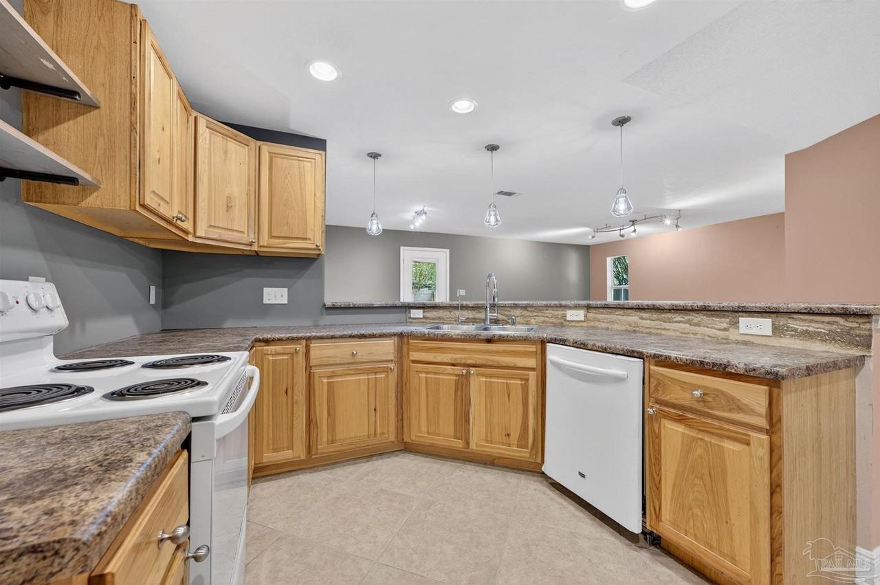 7117 Dale St - Photo 6 of 22