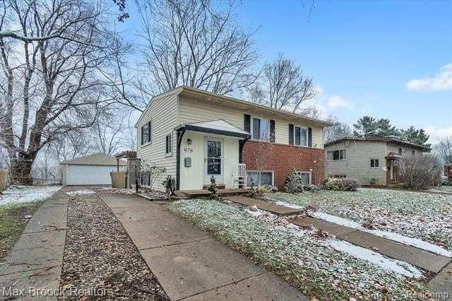 978 Panorama Dr - Photo 2 of 27