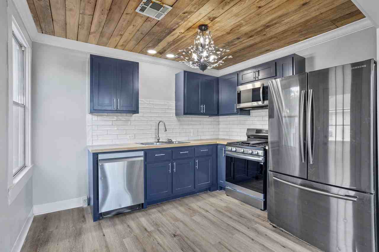 725 Davis St - Photo 3 of 14