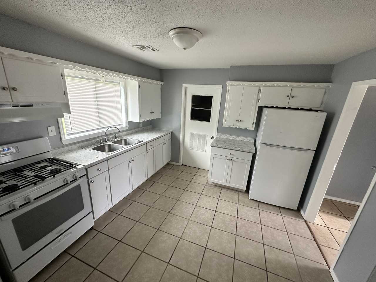 1528 Se 47th Pl - Photo 2 of 13