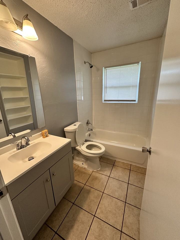 1528 Se 47th Pl - Photo 3 of 13