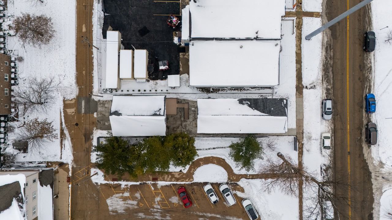918 7th St Se #C - Photo 4 of 32