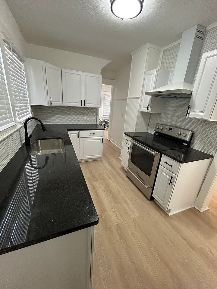 4138 Locust St - Photo 3 of 12