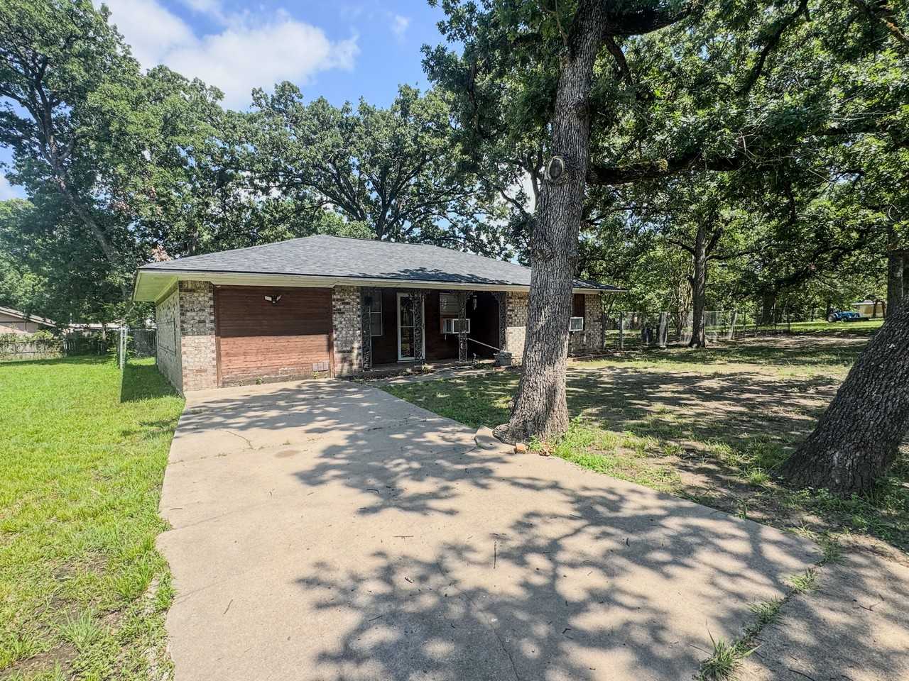 743 Oak Leaf Trl - Photo 2 of 23