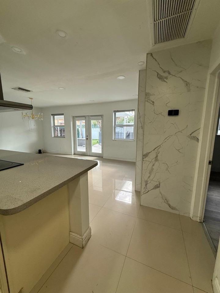 3111 N 66th Ave - Photo 4 of 17