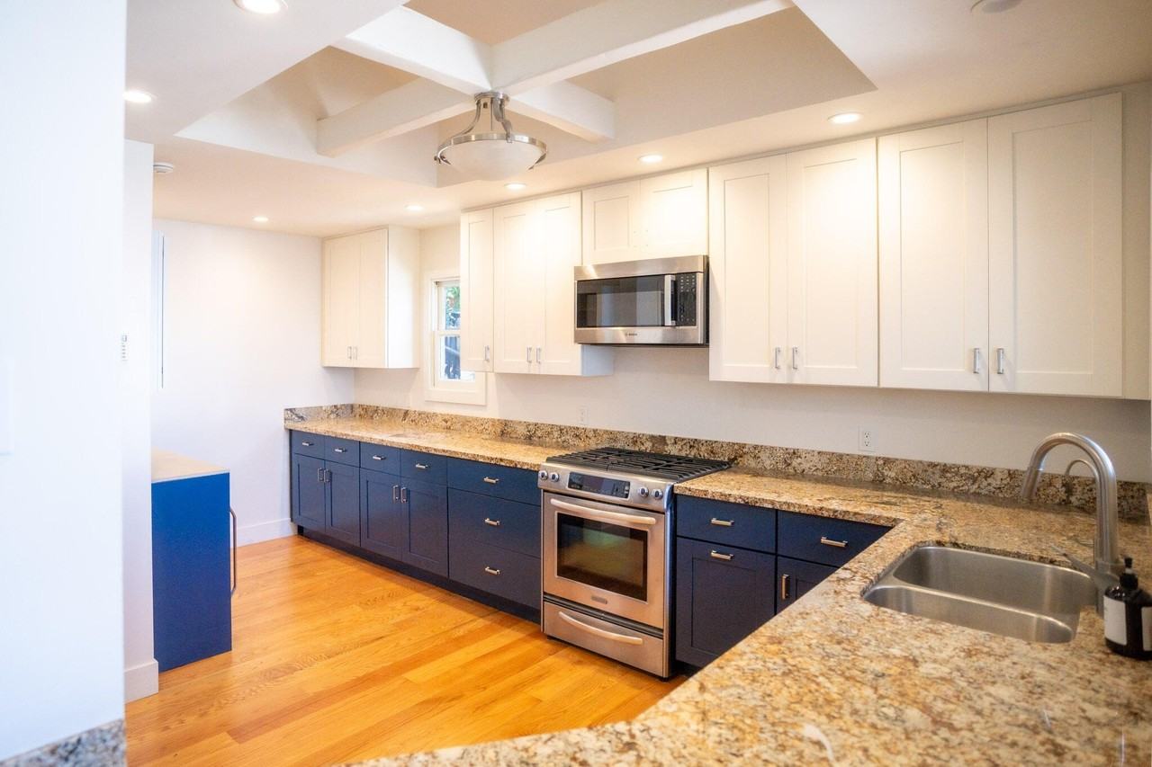 2521 Whitney Ave - Photo 6 of 23