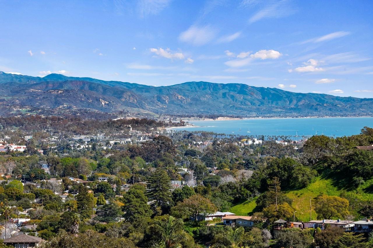 1415 La Cima Rd #B - Photo 5 of 22