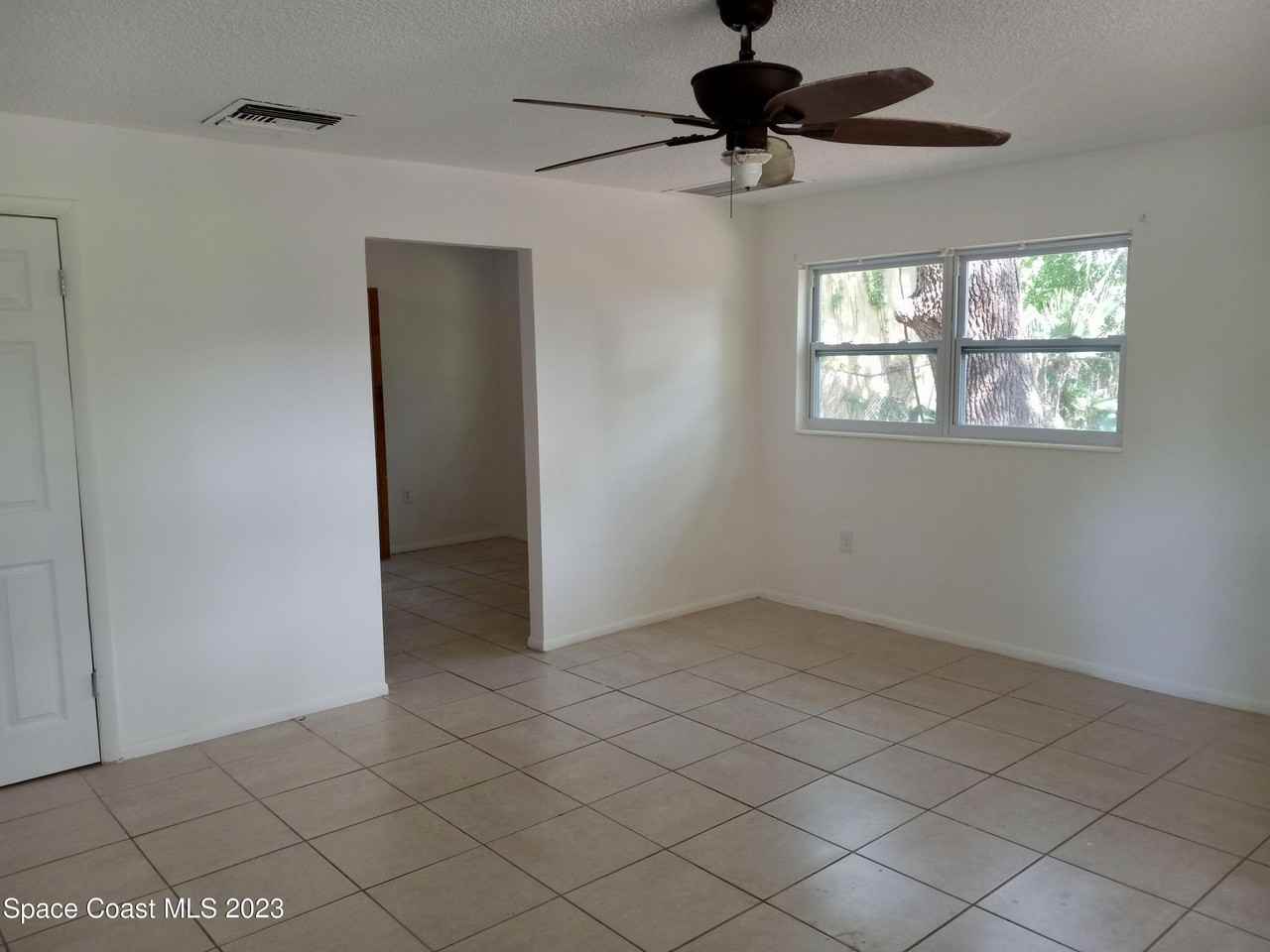 354 Hibiscus Ave - Photo 2 of 8