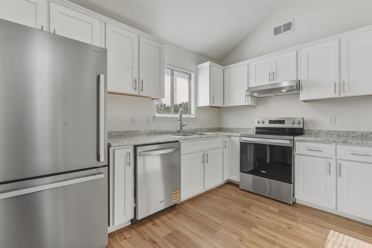 2900 Woodrich Dr #202 - Photo 4 of 26
