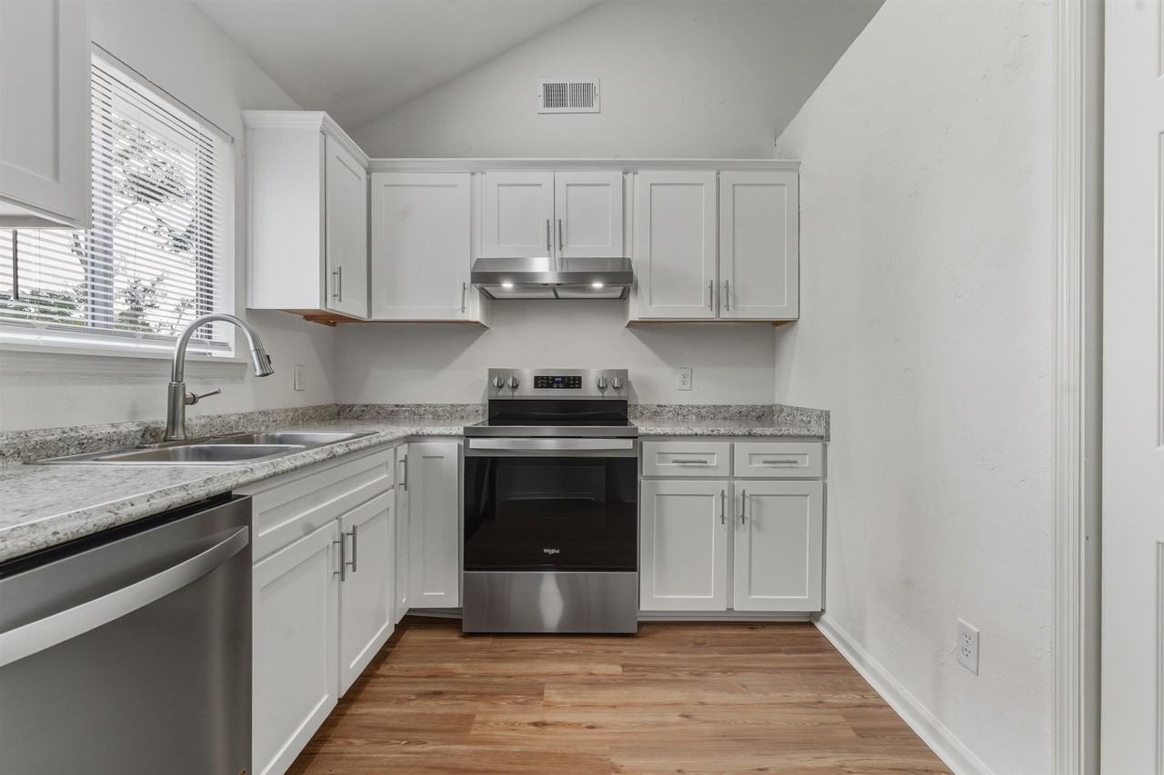 2900 Woodrich Dr #202 - Photo 5 of 26