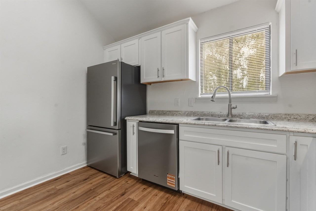 2900 Woodrich Dr #202 - Photo 6 of 26