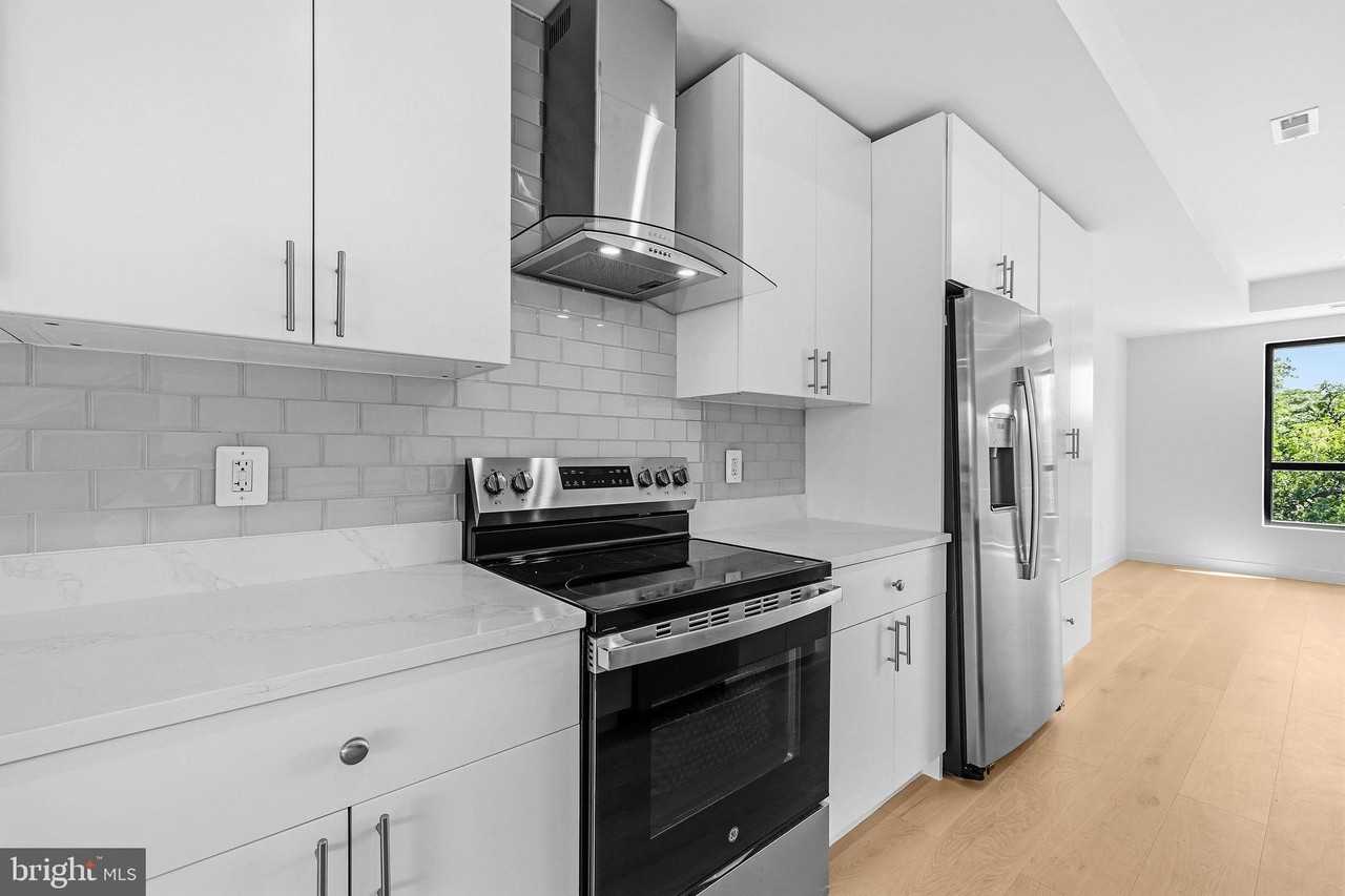 2534 Elvans Rd Se - Photo 6 of 48