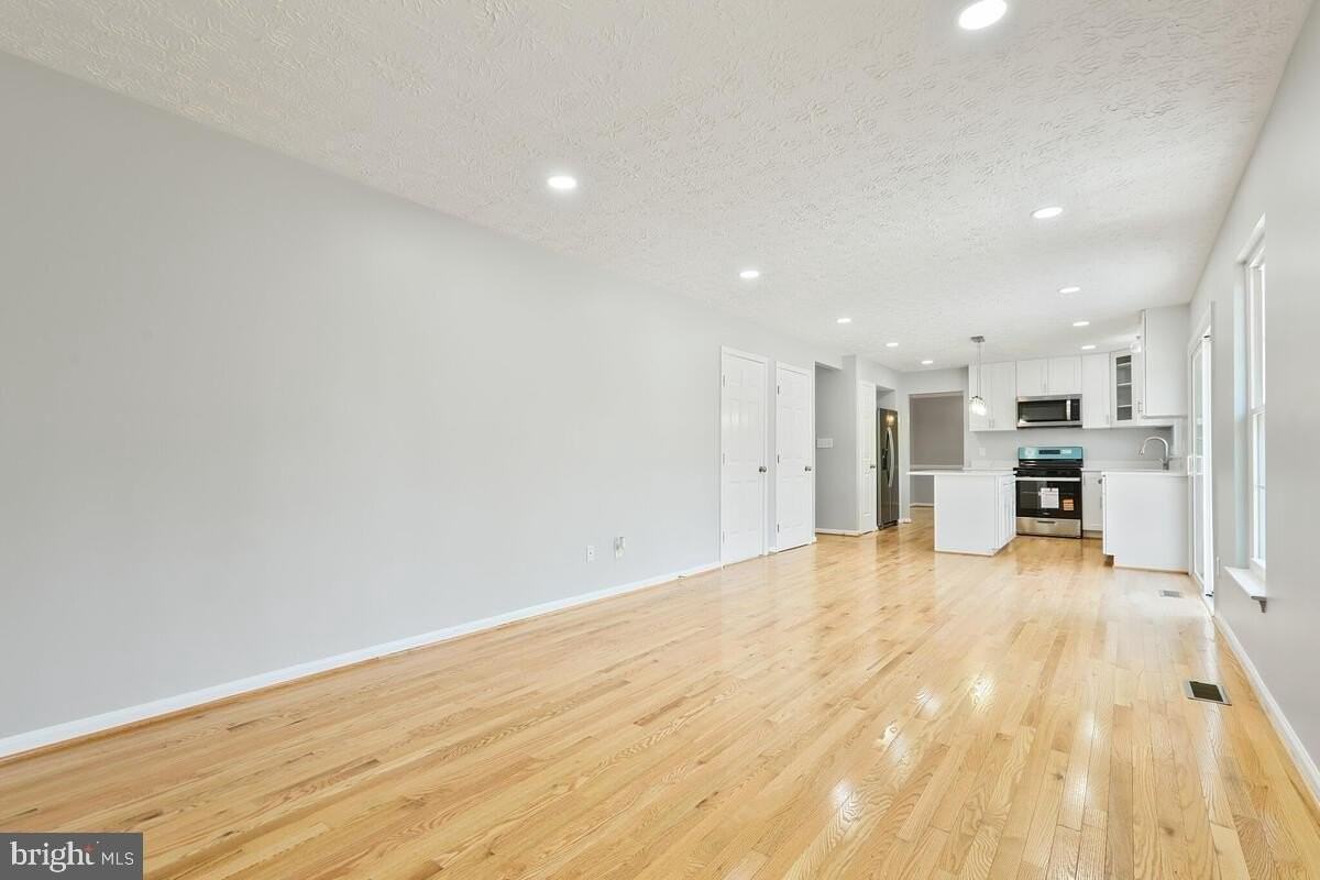 7802 Shallowbrook Ct - Photo 3 of 33