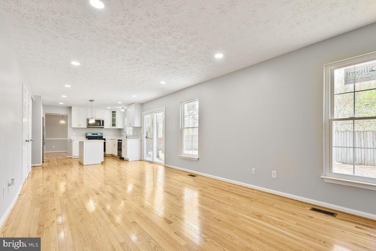 7802 Shallowbrook Ct - Photo 4 of 33