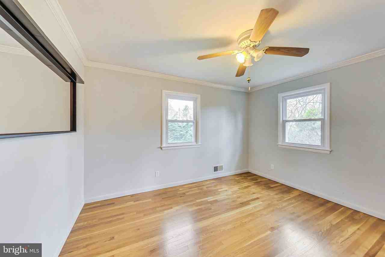 9511 48th Ave - Photo 7 of 12