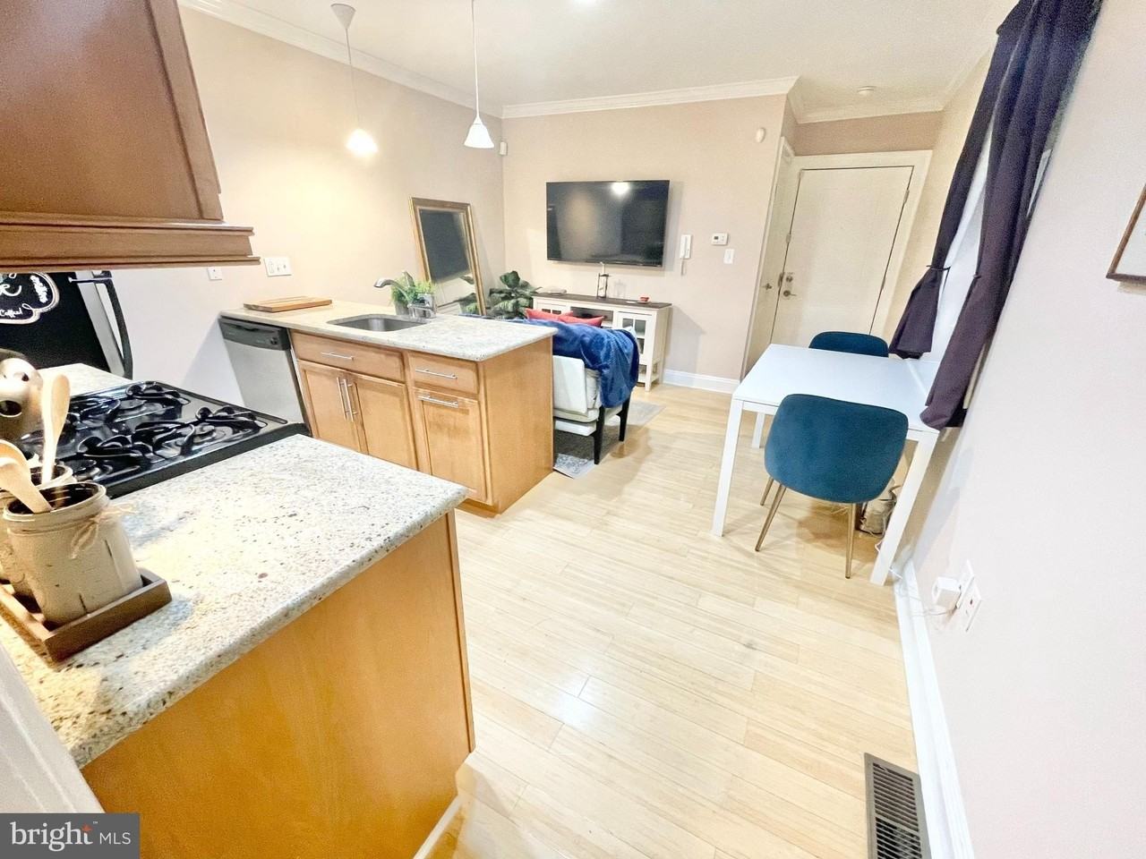 1716 Pine St #1R - Photo 6 of 16