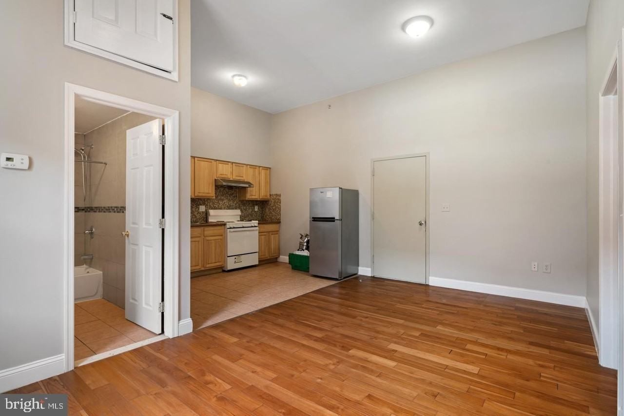 1017 Arch St #4A - Photo 3 of 11
