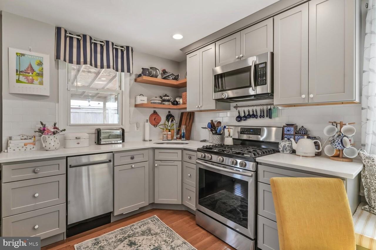 2422 S Oakland St - Photo 3 of 15
