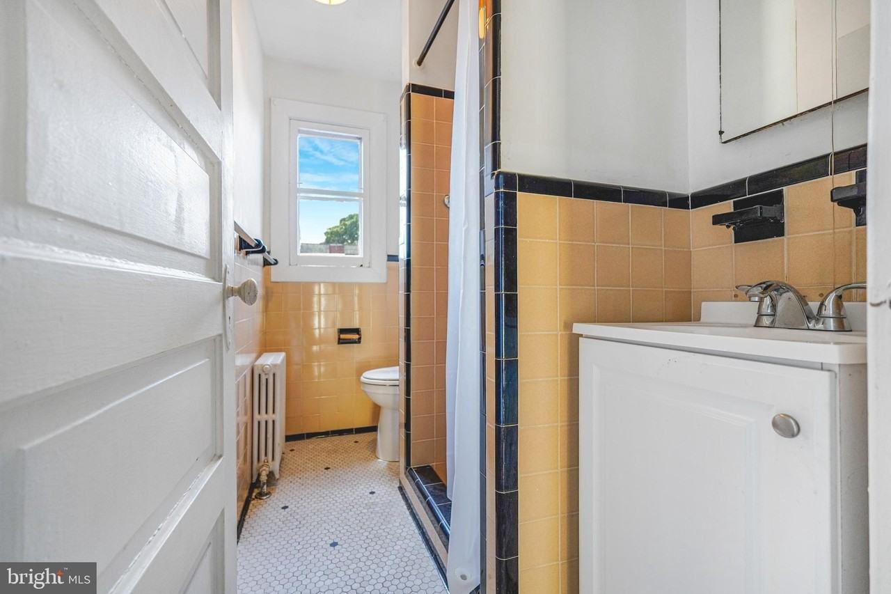 1004 Prince Edward St #2 - Photo 5 of 14