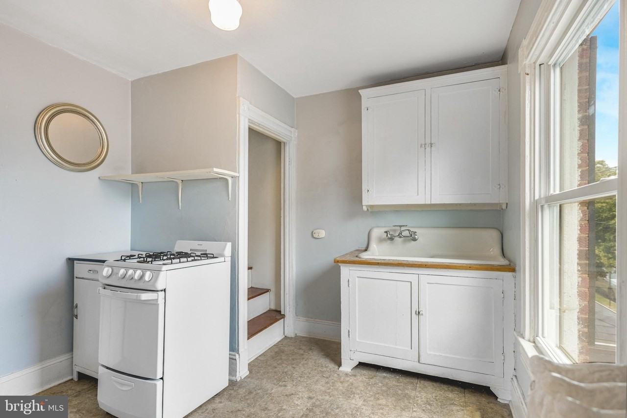1004 Prince Edward St #2 - Photo 6 of 14
