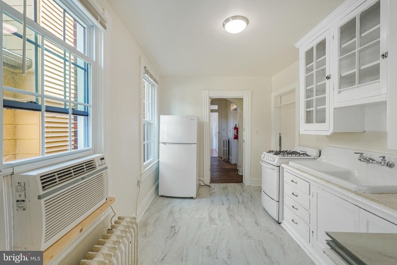 1004 Prince Edward St #1 - Photo 3 of 13