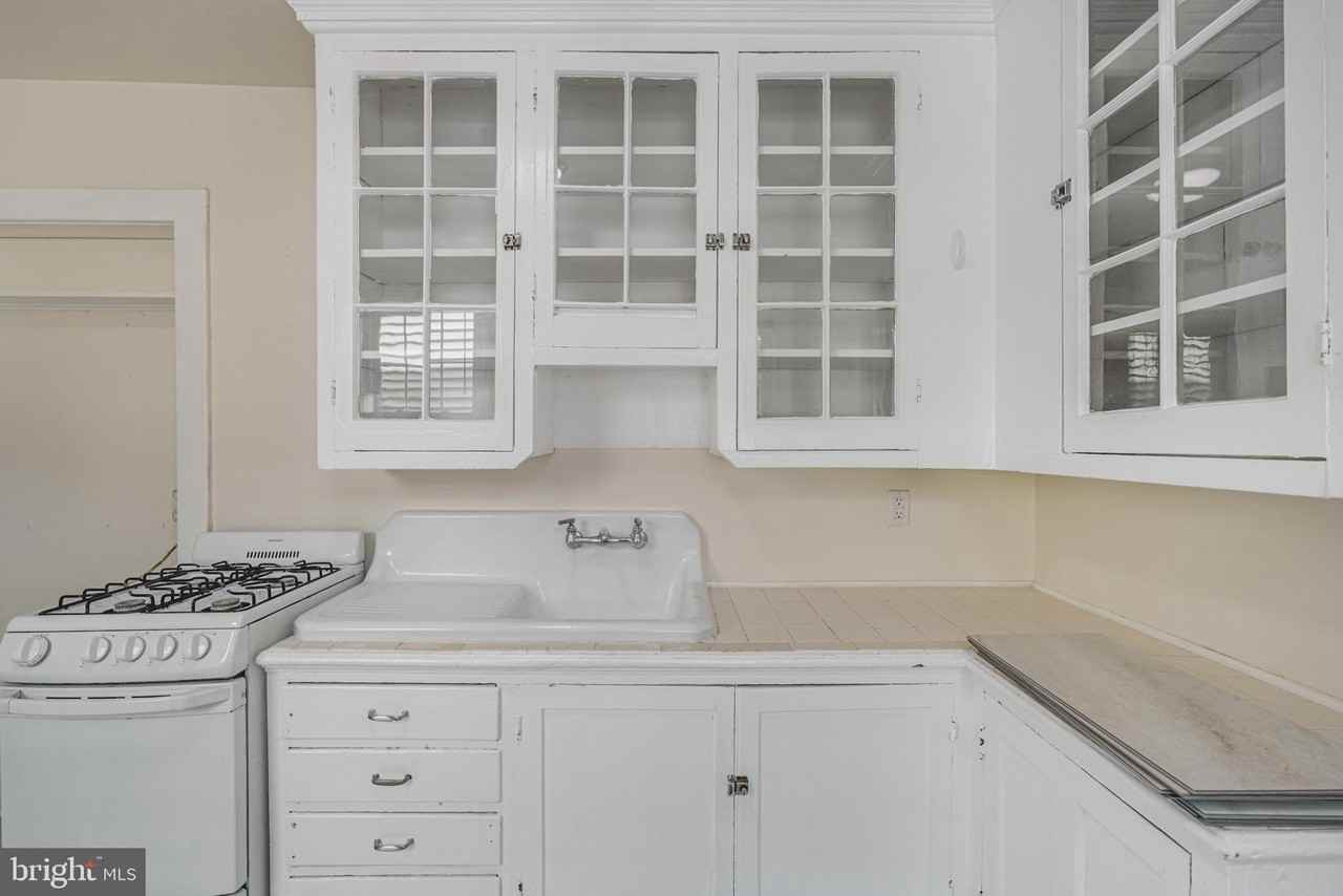 1004 Prince Edward St #1 - Photo 5 of 13