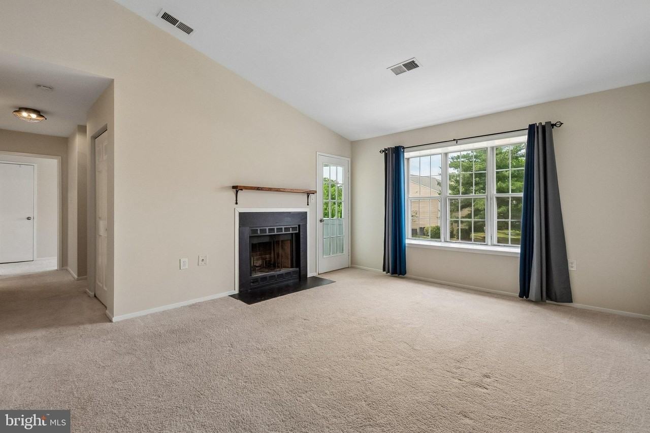 7822 Harrowgate Cir #D - Photo 4 of 28