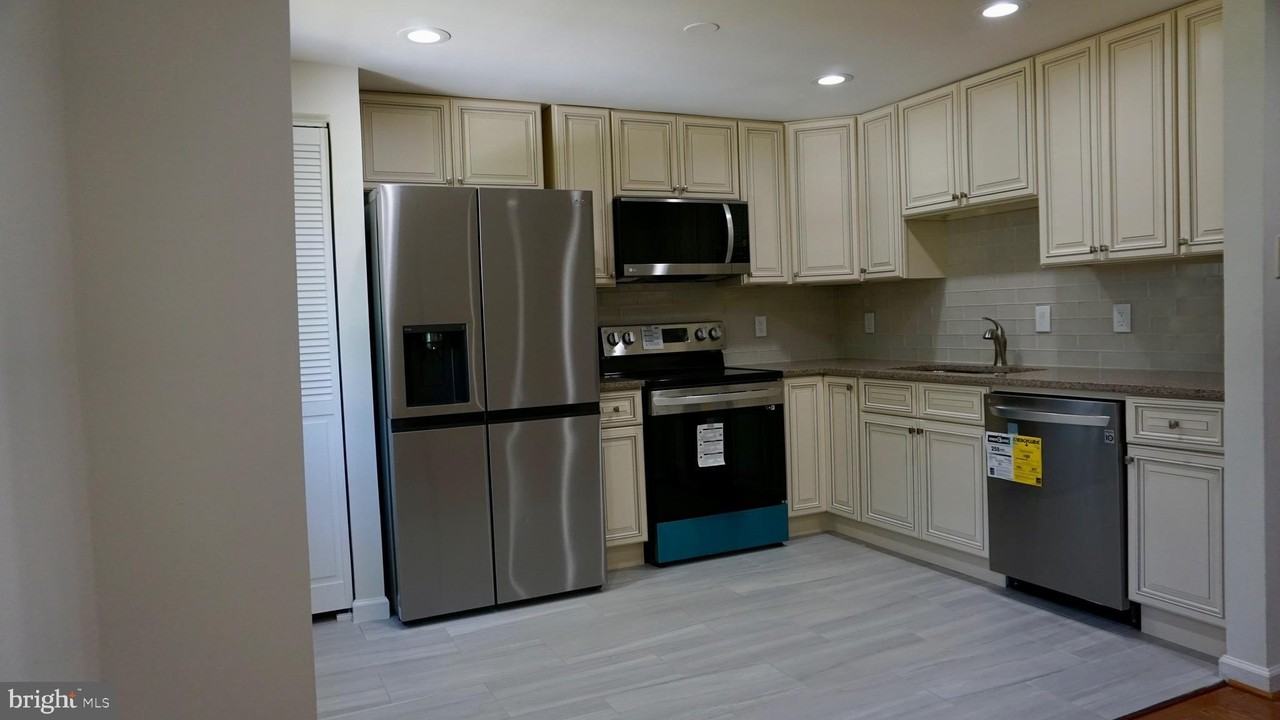 8179 Curving Creek Ct - Photo 3 of 15