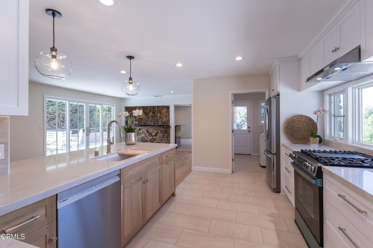 555 Paulette Pl - Photo 7 of 45