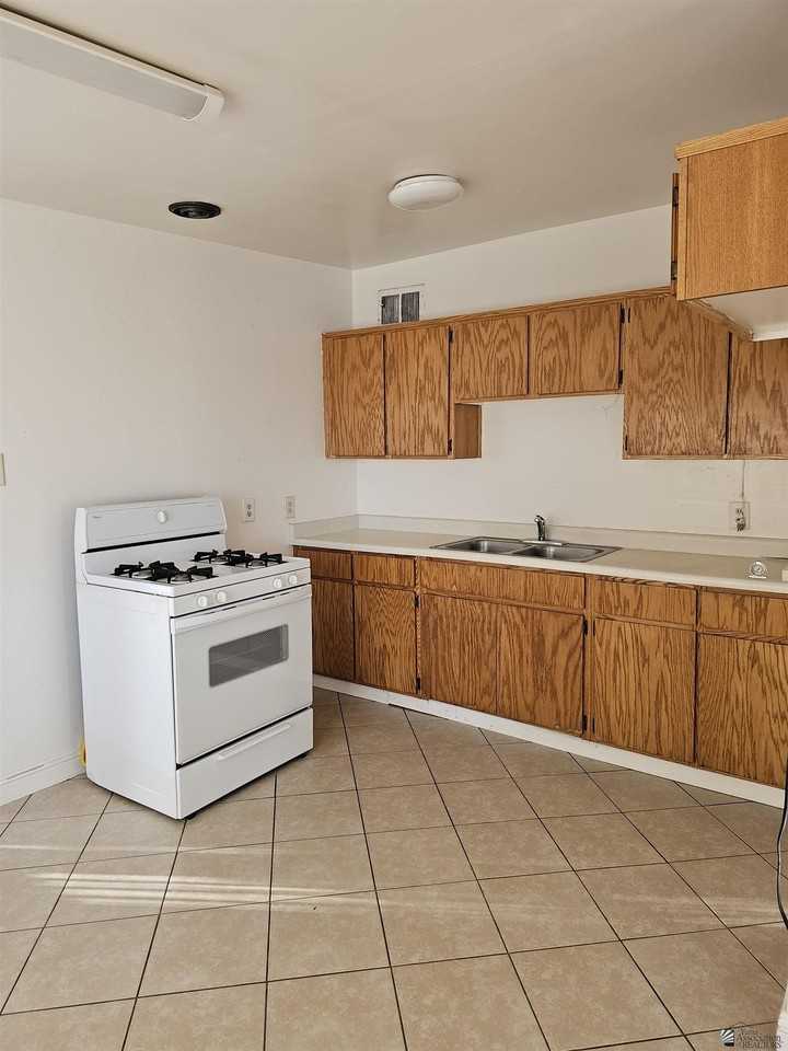 1282 W 17th St - Photo 3 of 10