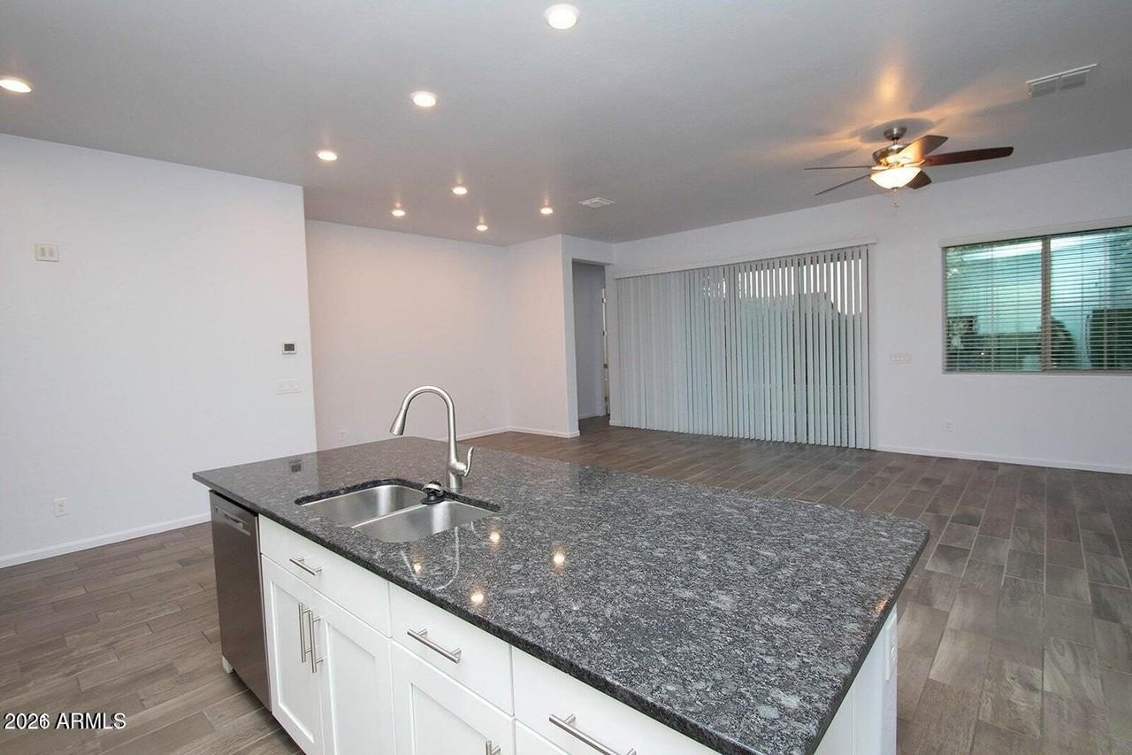 1135 E Tekoa Ave - Photo 7 of 23
