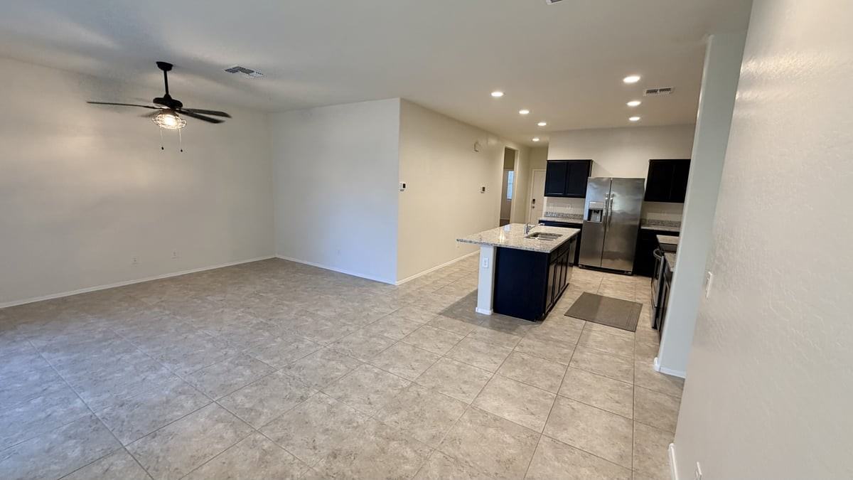 36439 W Pampoloma Ave - Photo 4 of 17