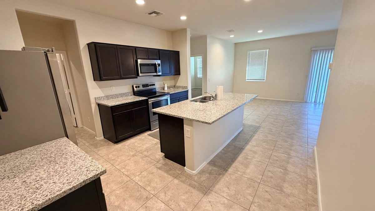 36439 W Pampoloma Ave - Photo 6 of 17
