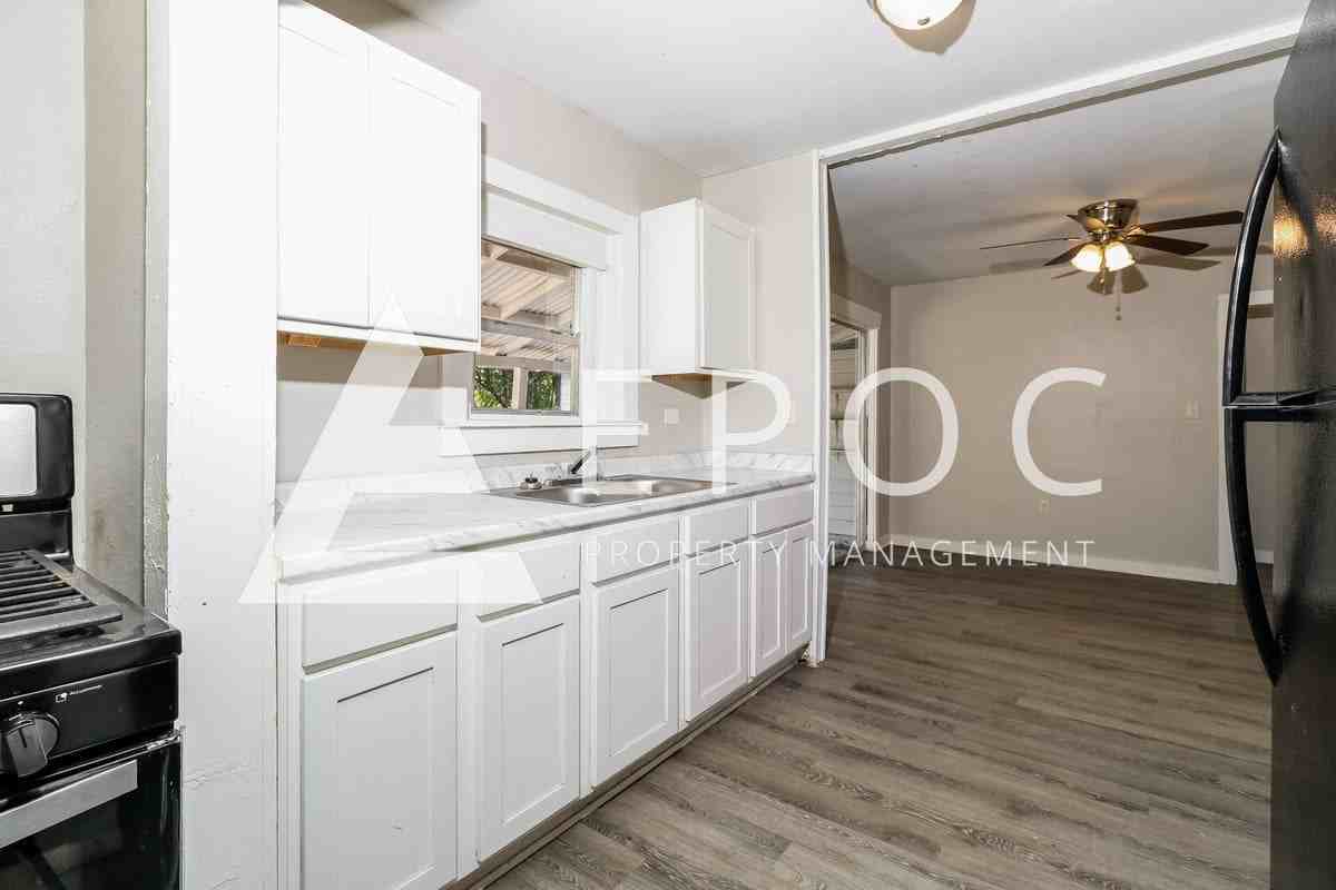 605 S 2nd St - Photo 3 of 17