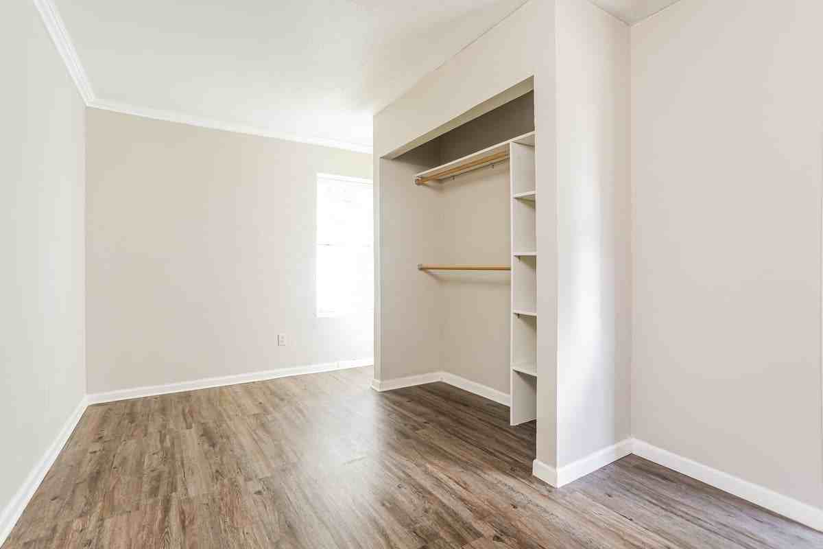 937 Brown Ave - Photo 3 of 17