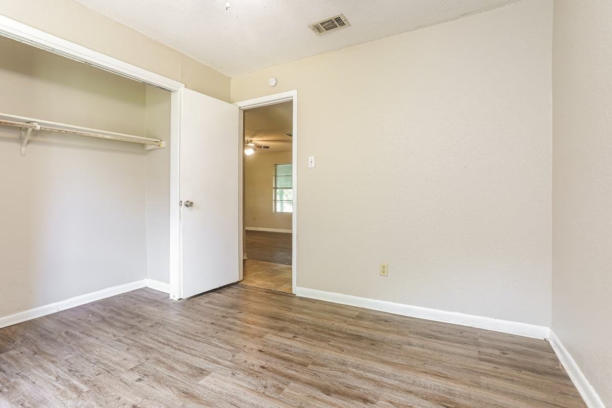 937 Brown Ave - Photo 4 of 17