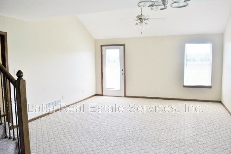 1031 Nw Willow Dr - Photo 4 of 13
