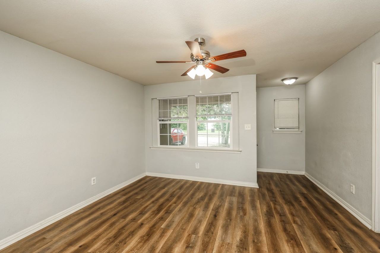 1754 E Red Bird Ln - Photo 3 of 17