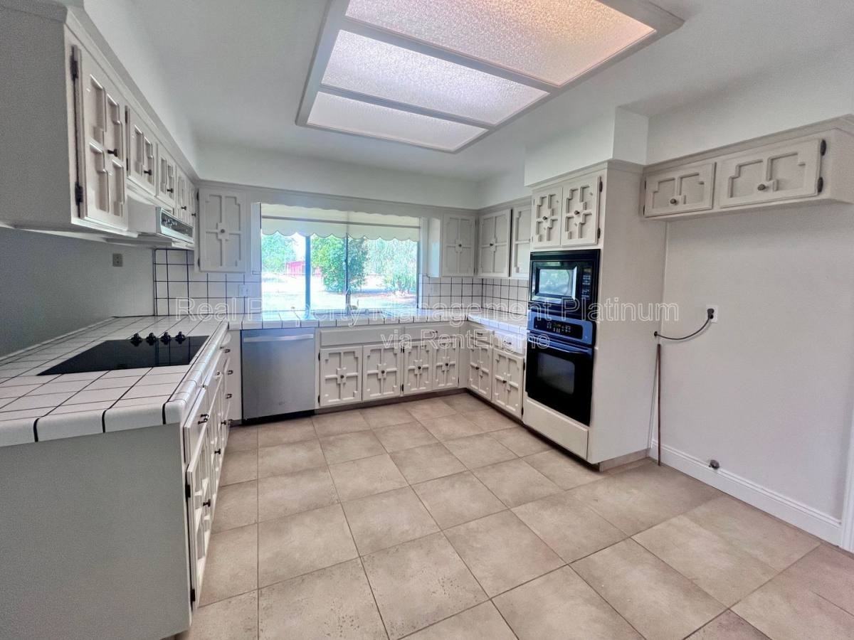 9193 N Fowler Ave - Photo 2 of 10