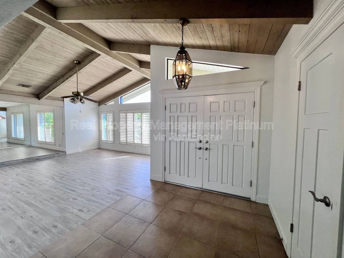 9193 N Fowler Ave - Photo 3 of 10