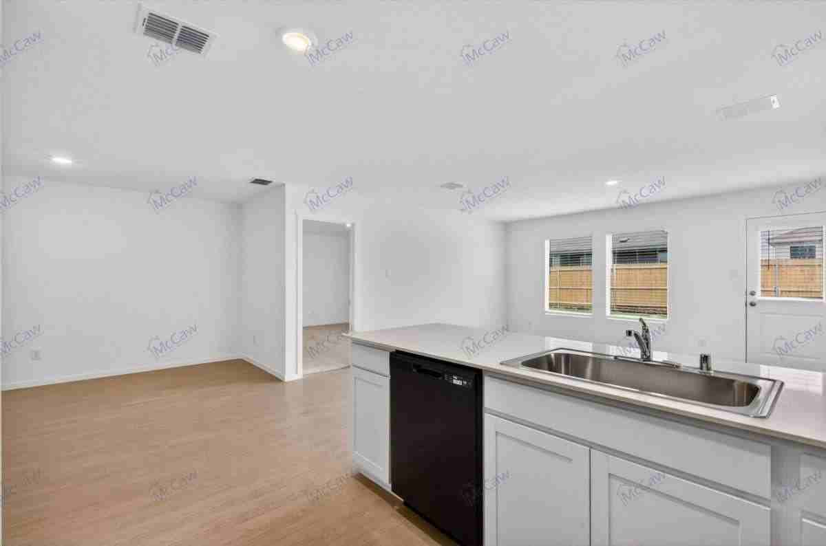 639 Montclair Ave - Photo 3 of 10