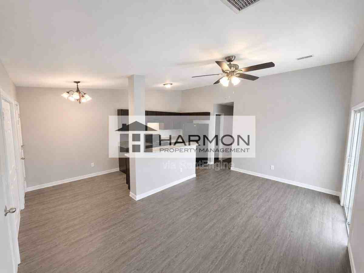 818 N Crestway St - Photo 2 of 10