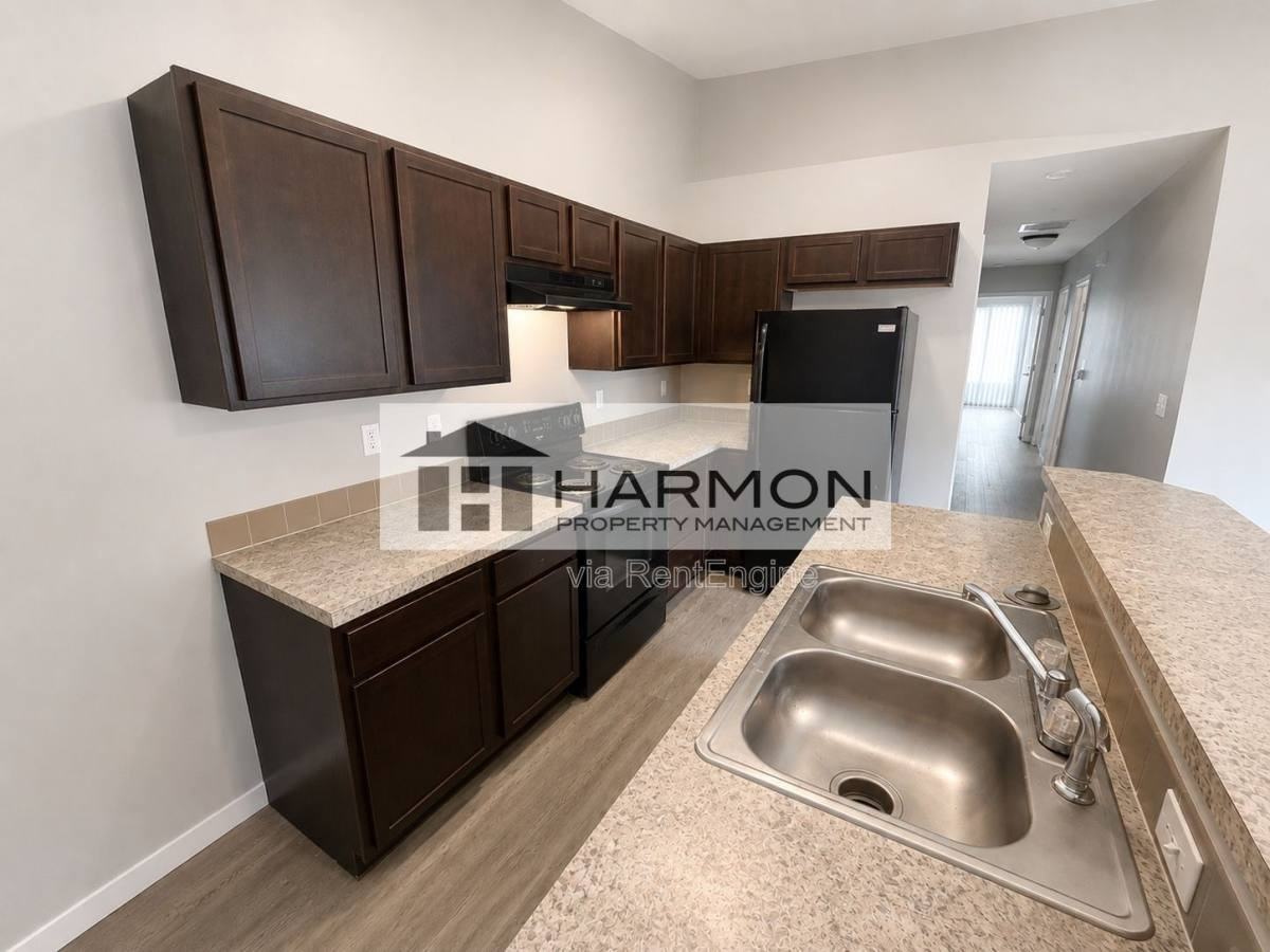 818 N Crestway St - Photo 3 of 10