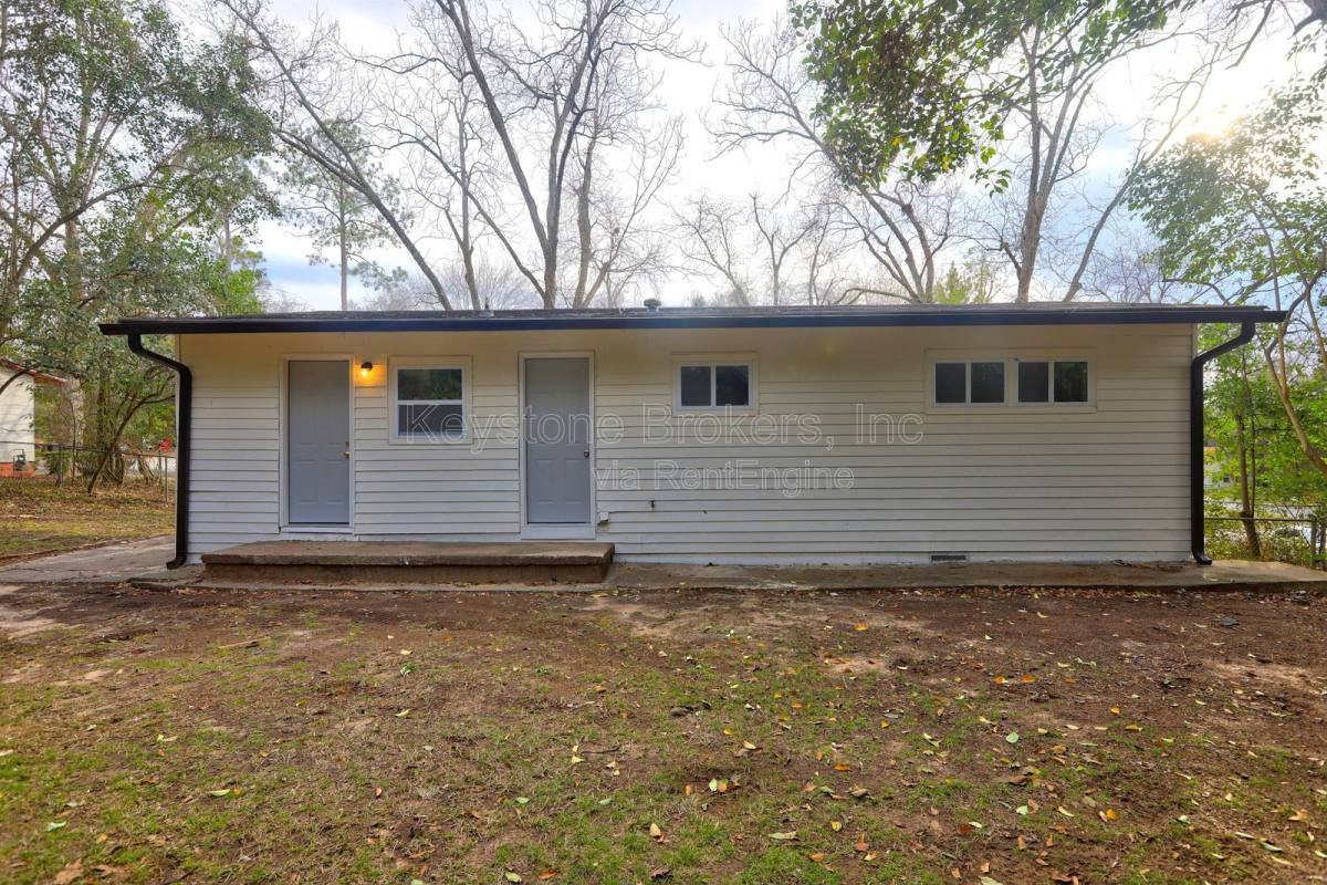 2477 Thrasher Ave - Photo 3 of 9