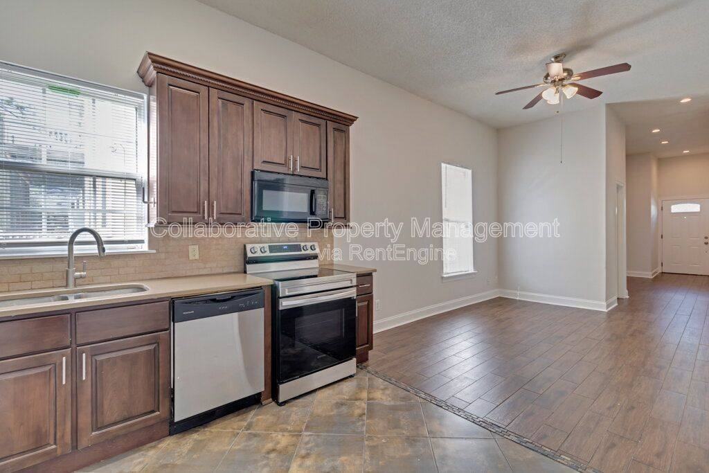 419 E 31st St - Photo 3 of 10
