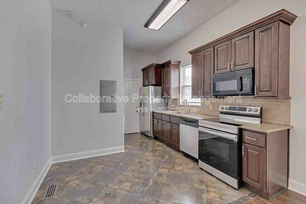 419 E 31st St - Photo 4 of 10