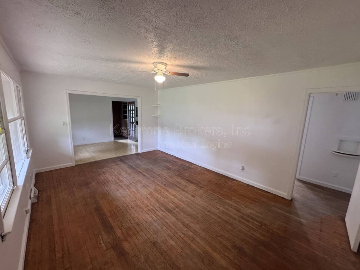 2106 Knightsbridge Rd - Photo 2 of 9