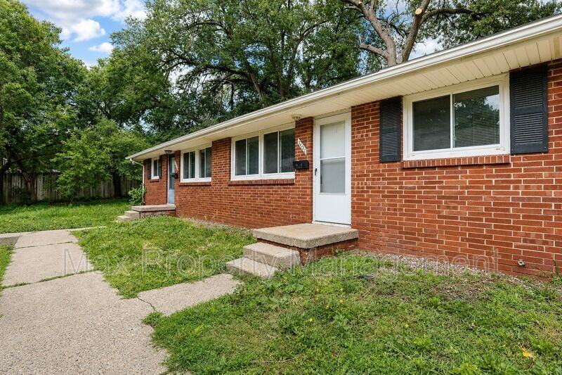 3420 Sw 8th St - Photo 2 of 14