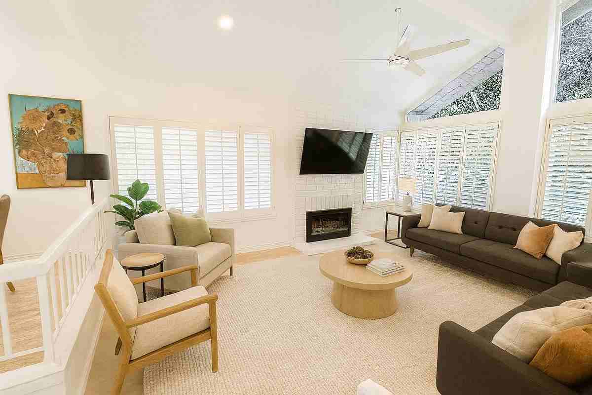 1644 N Mountain View Pl - Photo 2 of 14
